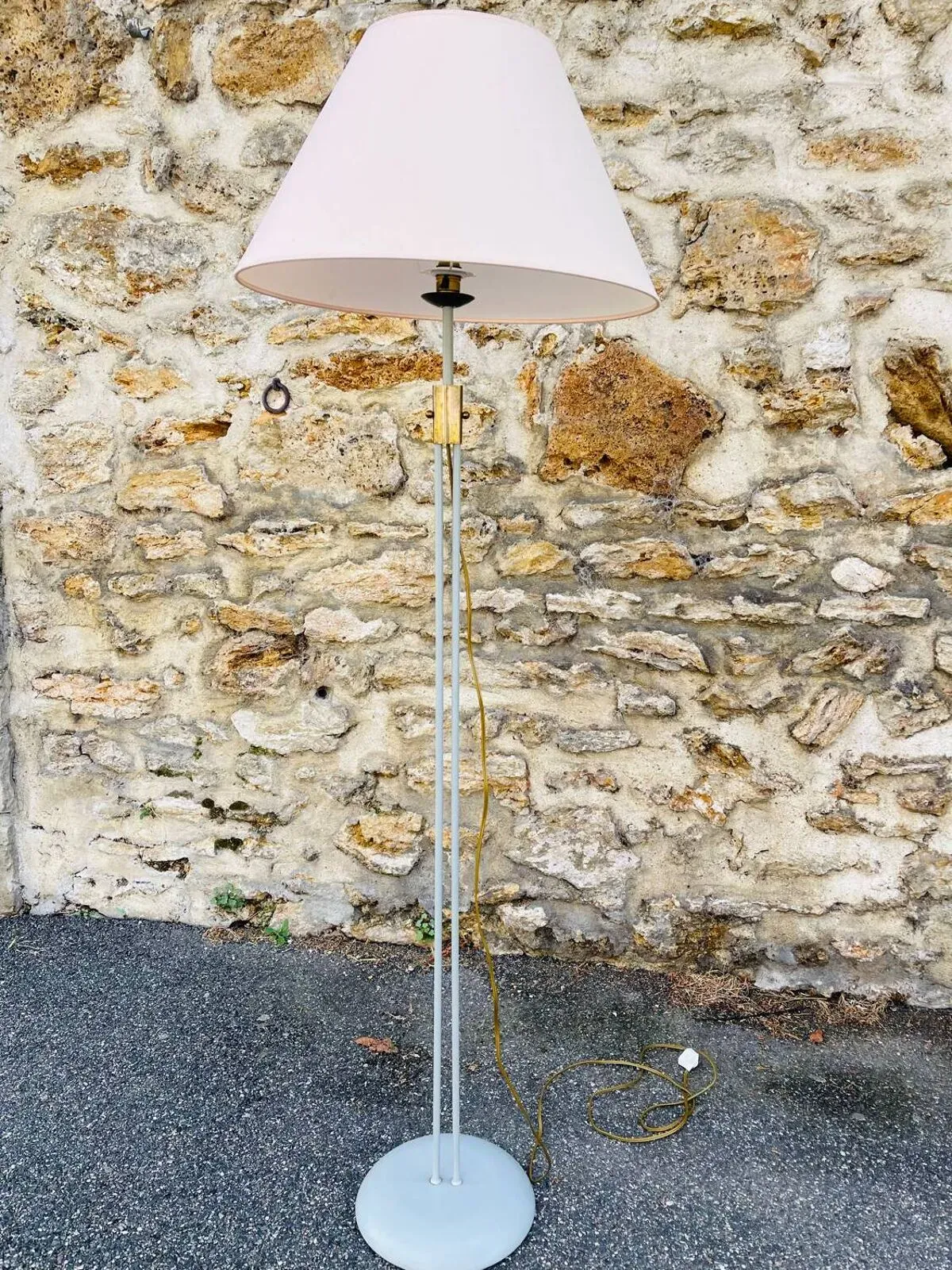 Illustration numéro 3 du produit Lampadaire tubulaire en métal bleu-gris et laiton, 1930