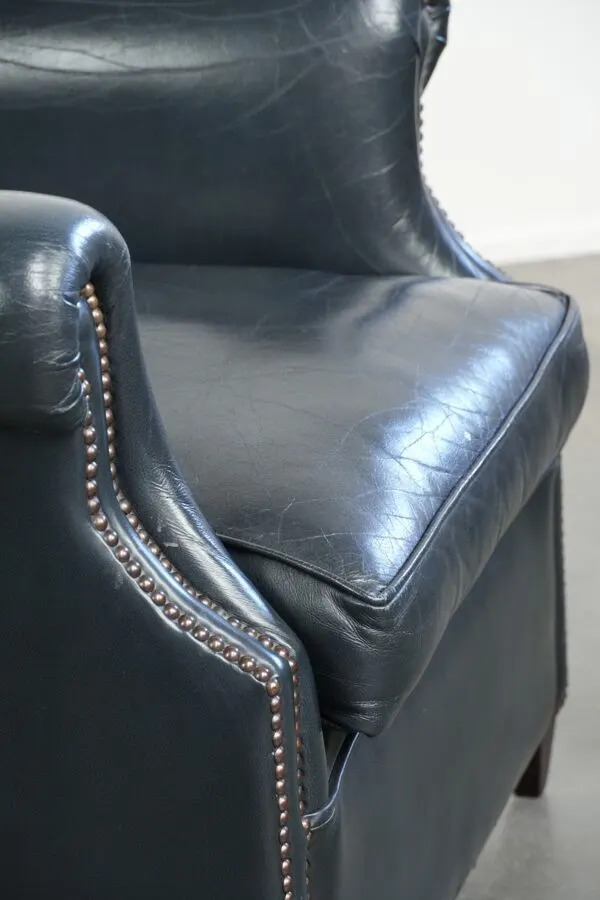 Illustration numéro 3 du produit Fauteuil de club bleu foncé en cuir de vachette au design intemporel.