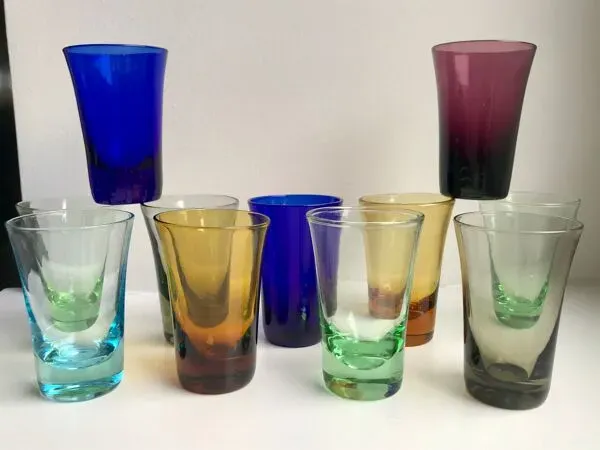 Illustration numéro 3 du produit Ensemble de 11 verres à liqueur en verre coloré années 70
