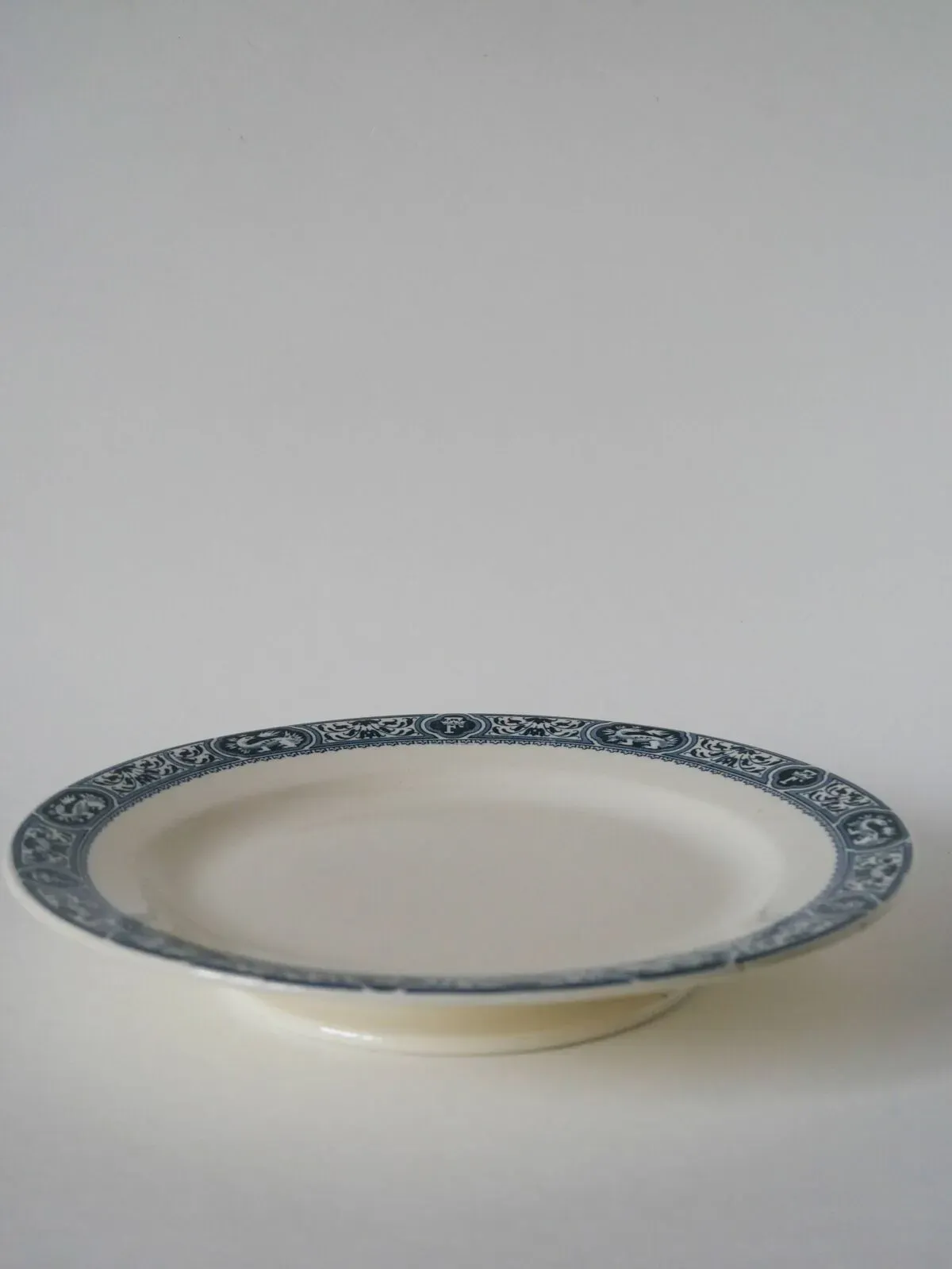 Illustration numéro 3 du produit Plat sur piédouche en terre de fer modèle salins modèle françois 1er xixème