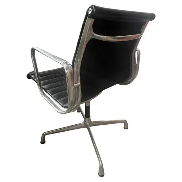 Illustration numéro 3 du produit Fauteuil de bureau en cuir avec pieds chrome VITRA