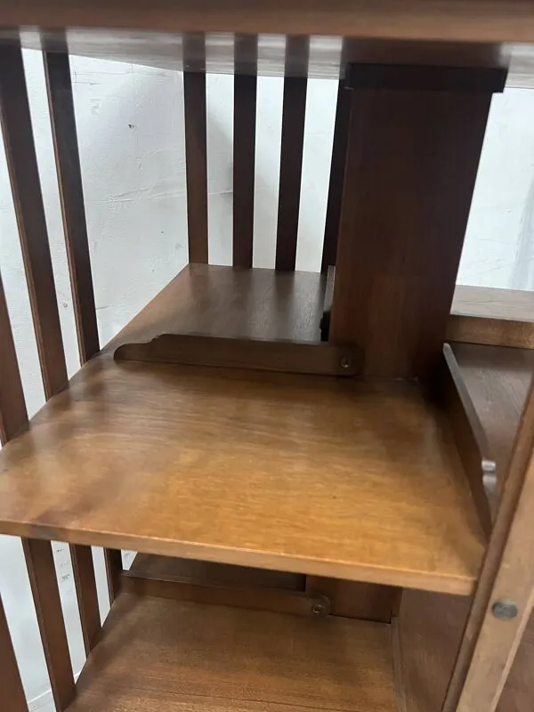 Illustration numéro 3 du produit Bibliothèque tournante en noyer massif XX siècle