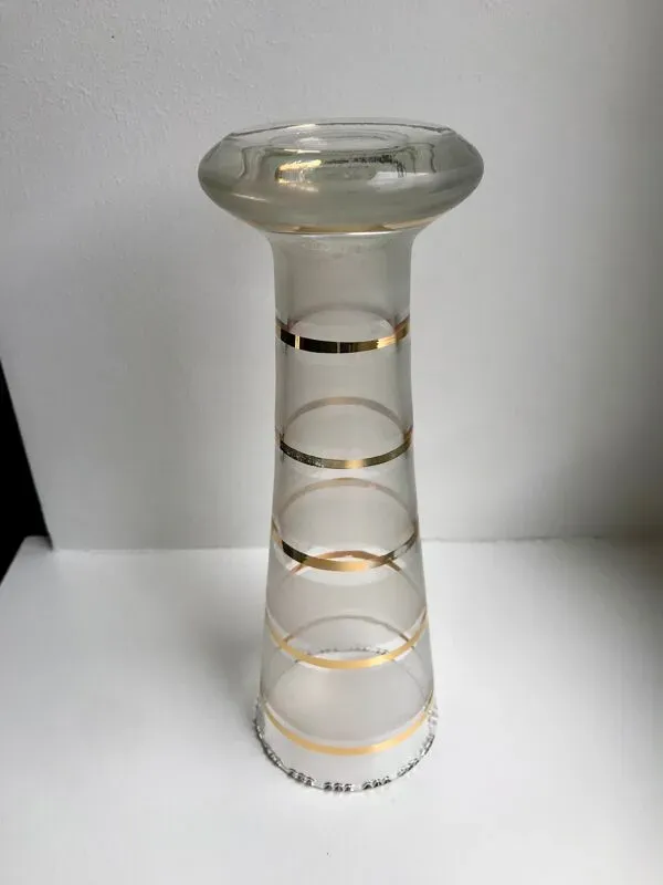 Illustration numéro 3 du produit Vase dentelé à liserés doré années 60