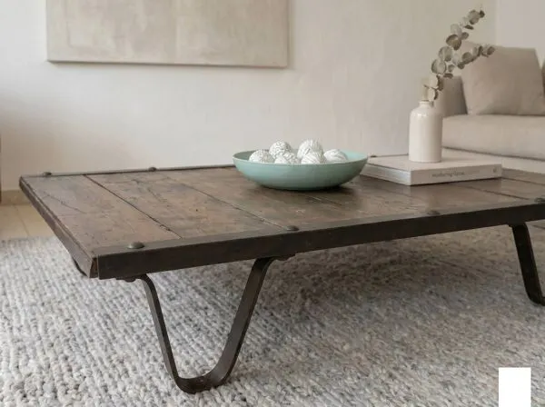 Illustration numéro 3 du produit Table basse industrielle en bois massif et anciens rails de chemin de fer