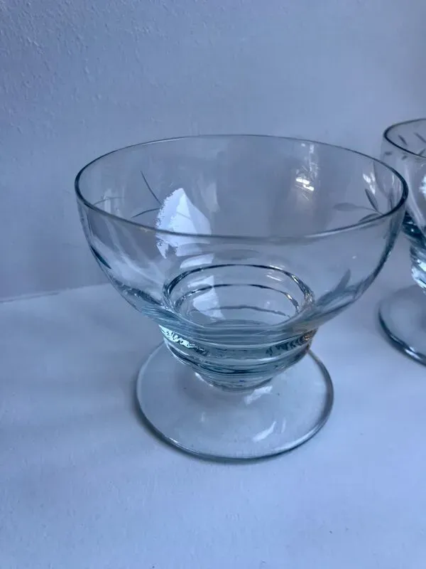 Illustration numéro 3 du produit Lot de 8 coupes à champagne en cristal gravé années 50