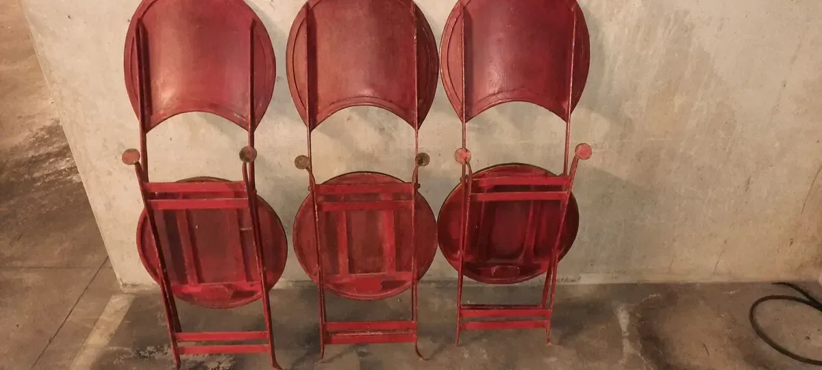 Illustration numéro 3 du produit Table et chaises en tôle