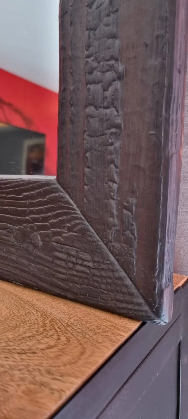 Illustration numéro 3 du produit Miroir artisanal en bois brûlé