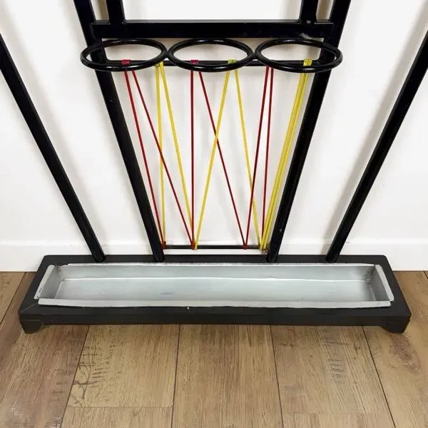 Illustration numéro 3 du produit Vestiaire métal boules bois et scoubidou années 60