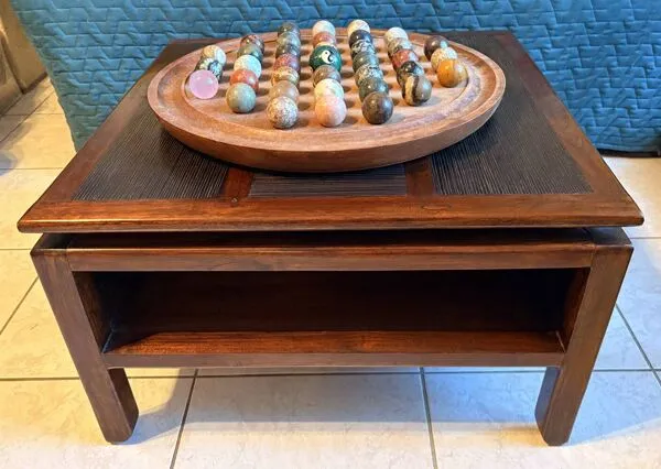 Illustration numéro 3 du produit Table basse en bois massif et rotin de style colonial, années 70