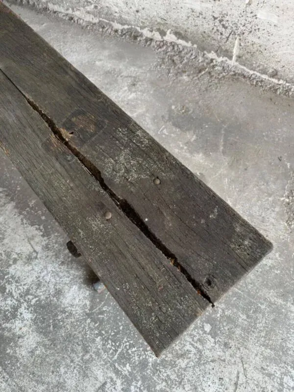 Illustration numéro 3 du produit Banc de jardin ancien en bois brun foncé et fonte noire avec assise en bois massif patiné