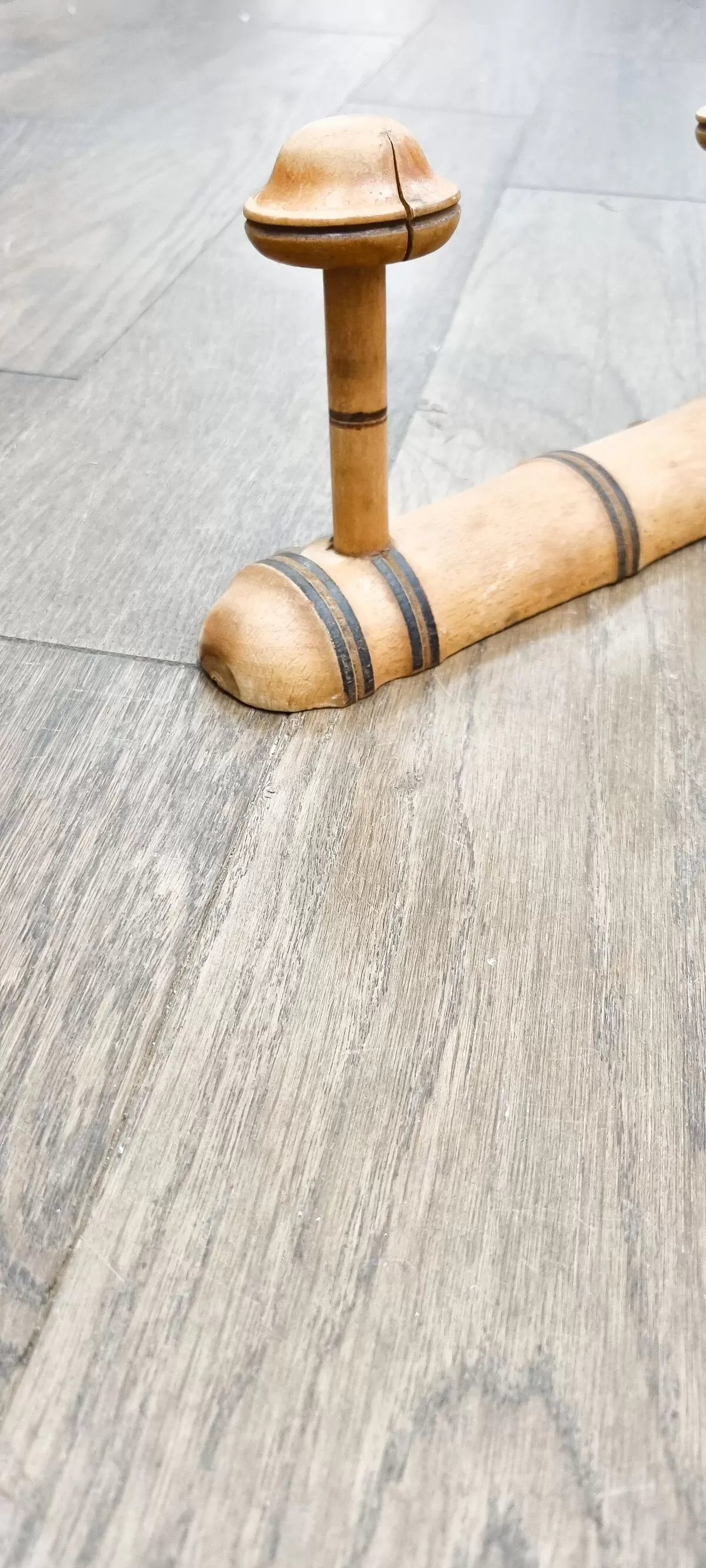 Illustration numéro 3 du produit Porte manteau en bois