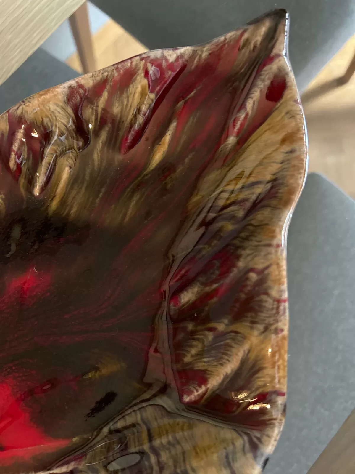 Illustration numéro 3 du produit Large plateau en céramique barbotine feuille