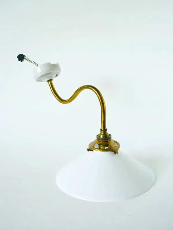 Illustration numéro 3 du produit Applique col de cygne en opaline et laiton, début XXème