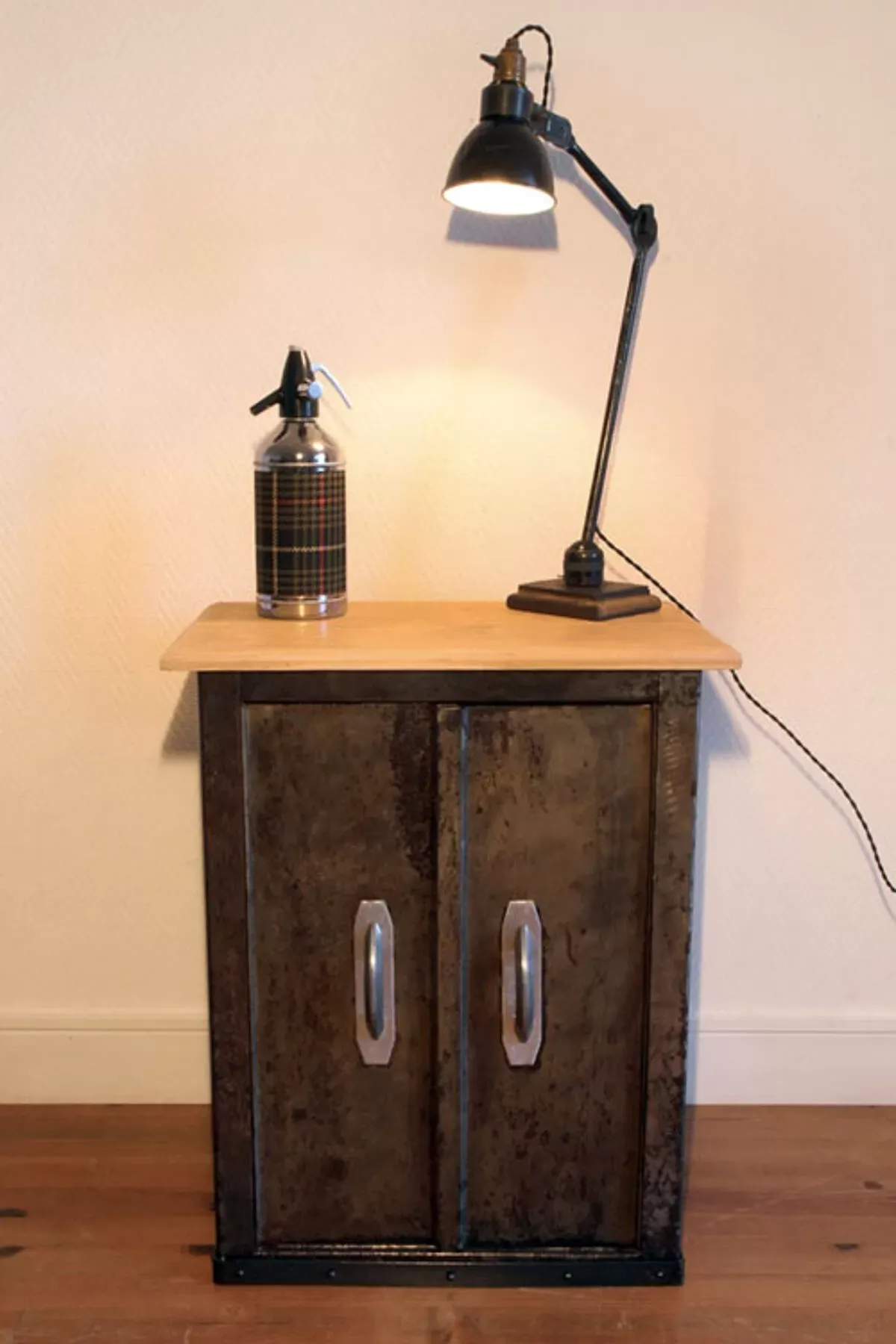 Illustration numéro 3 du produit Meuble de rangement métallique industriel