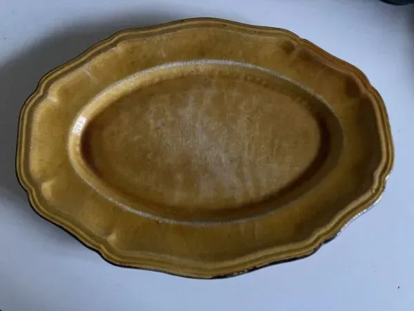 Illustration numéro 3 du produit Plat de campagne en terre vernissée à godrons Provence 1950