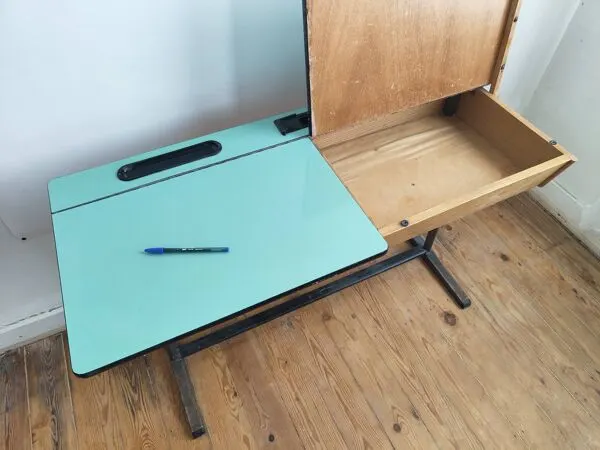 Illustration numéro 3 du produit Bureau/ pupitre d'ecolier