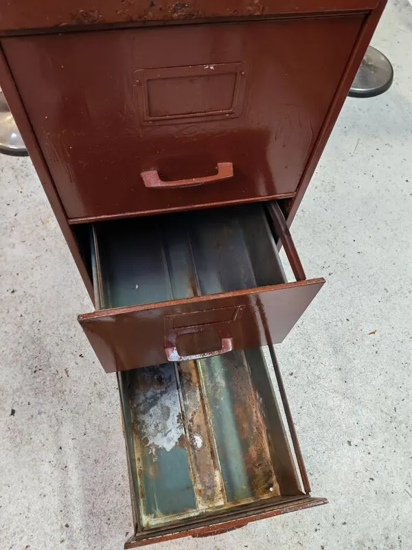 Illustration numéro 3 du produit Classeur de bureau industriel en métal lie-de-vin – 4 tiroirs – Années 50