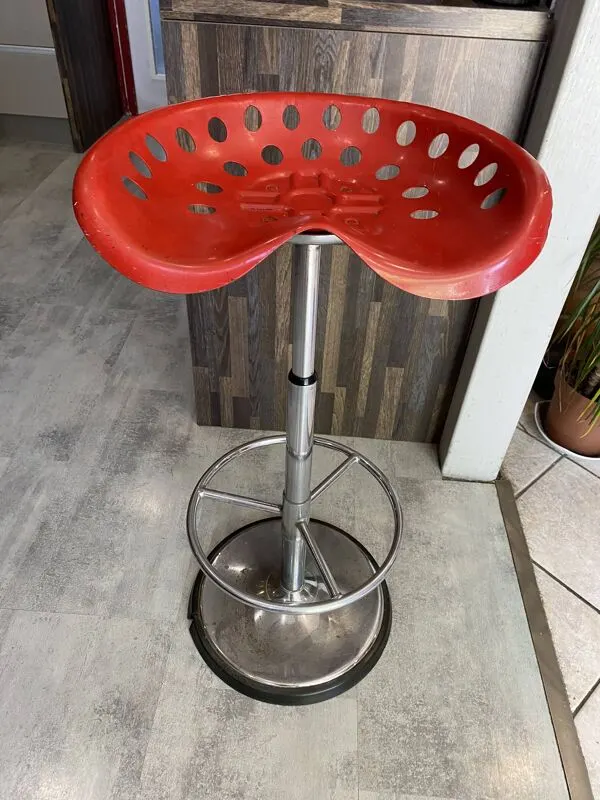 Illustration numéro 3 du produit Tabouret rouge Faucheuse pivotant Etienne Fermigier mirima 70