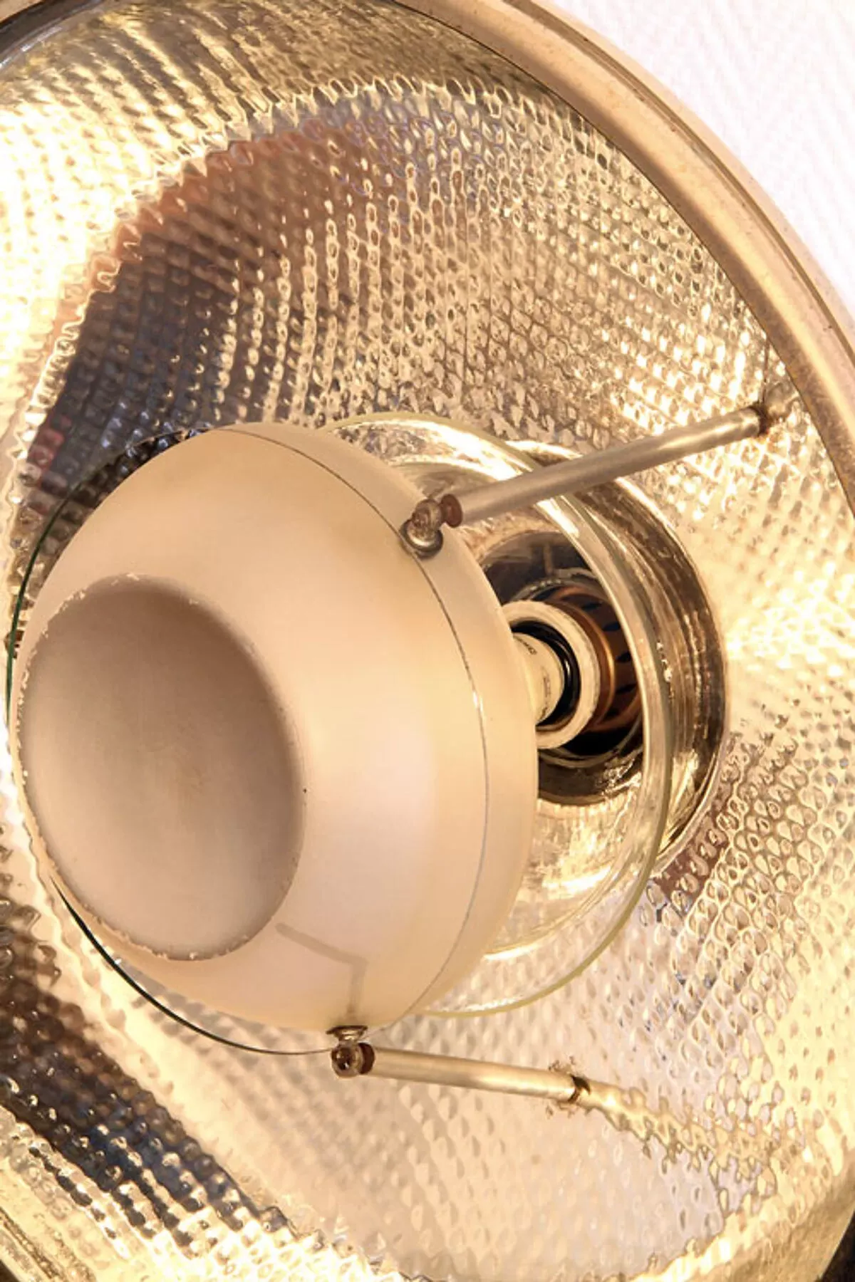 Illustration numéro 3 du produit Lampe Bauhaus en verre mercurisé suspension industrielle chromée.