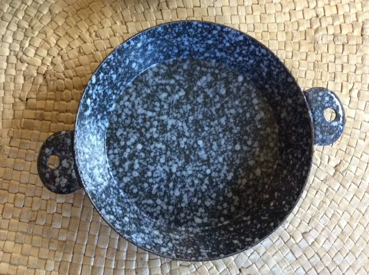 Illustration numéro 3 du produit Serie de 3 plats en tôle émaillée