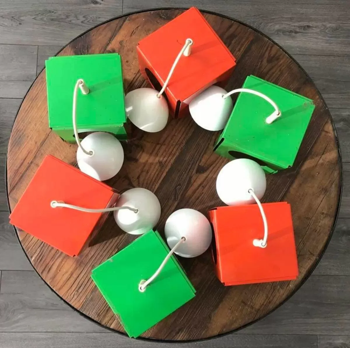 Illustration numéro 3 du produit Serie de 6 lampes vintage tôle pliee space age anciennes