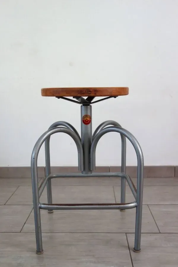 Illustration numéro 3 du produit Tabouret industriel d'architecte Heliolithe, 1950
