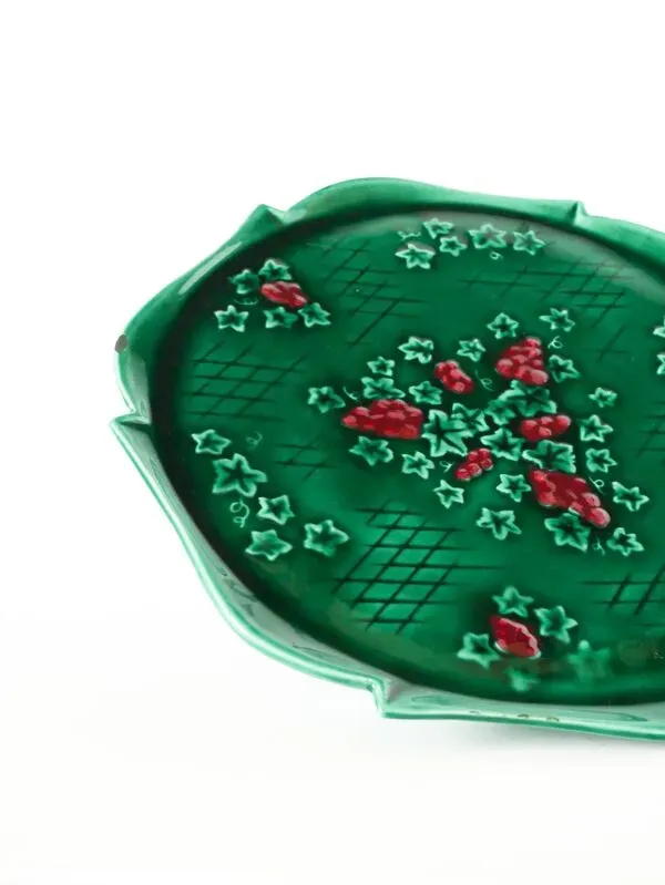 Illustration numéro 3 du produit grand plat à gâteaux en barbotine, Vert & Bordeaux, 1970