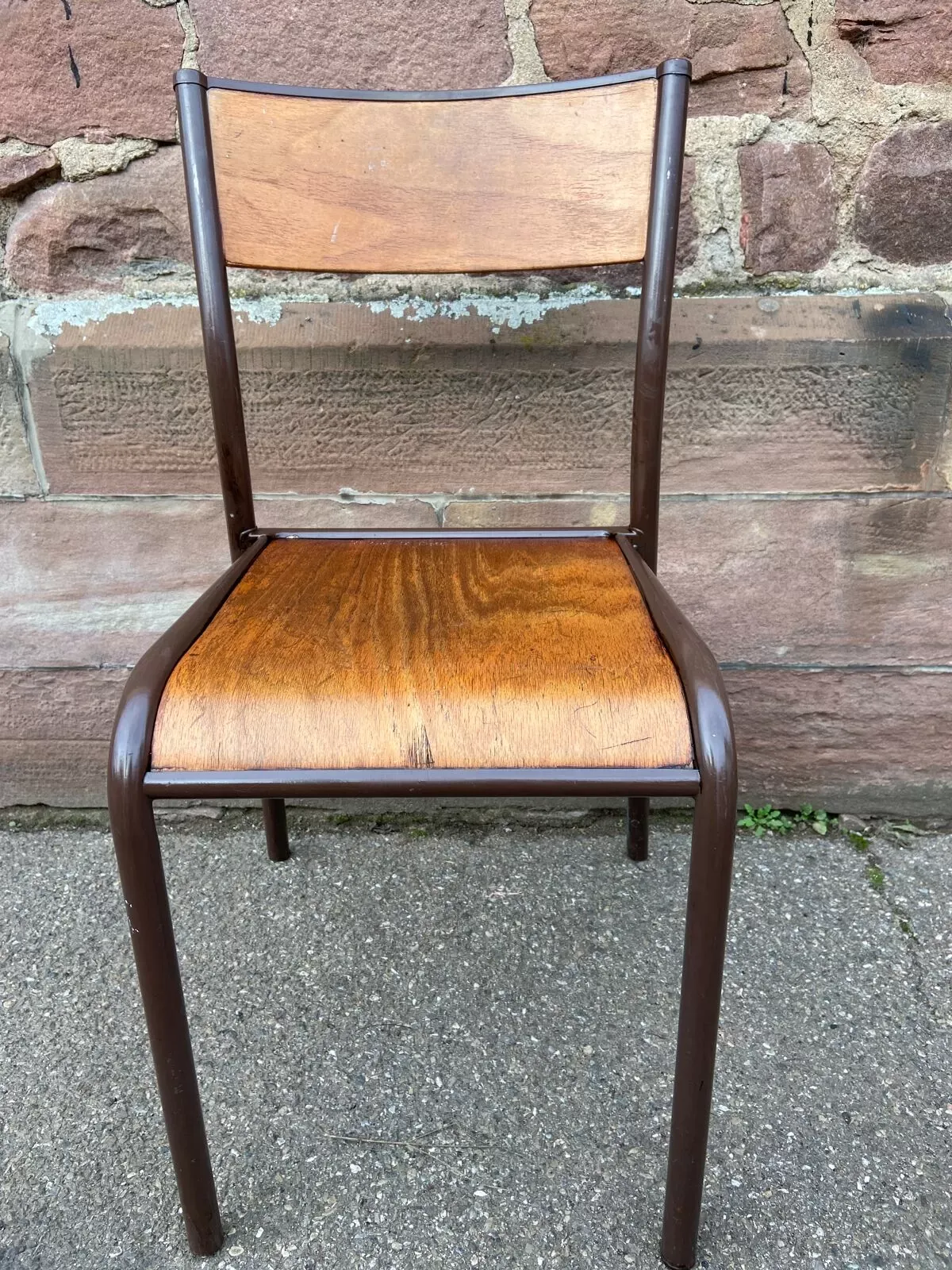 Illustration numéro 3 du produit Lot de 6 chaises d'école industrielle école vintage collectivités