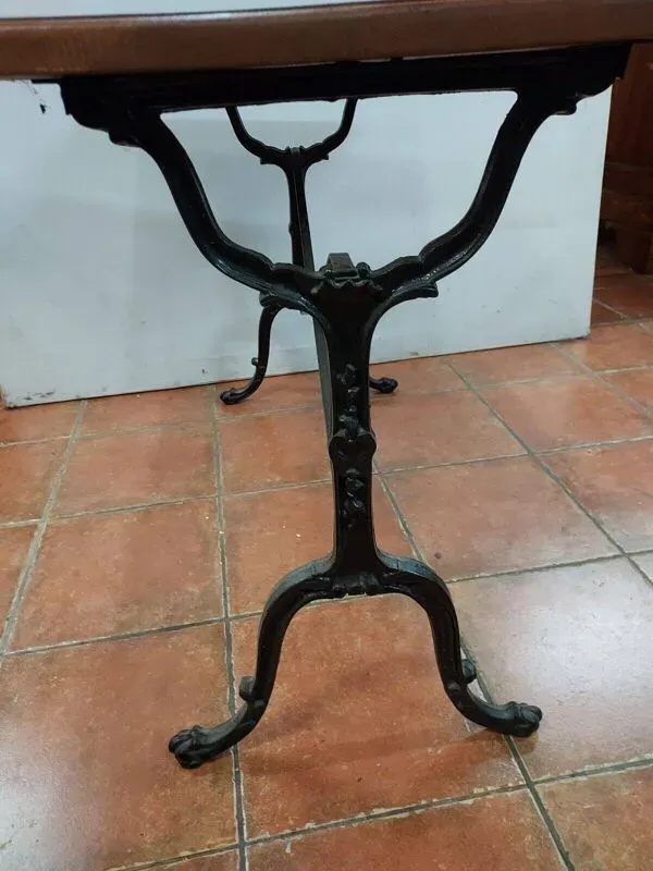 Illustration numéro 3 du produit table de café en chêne et pietement en fonte