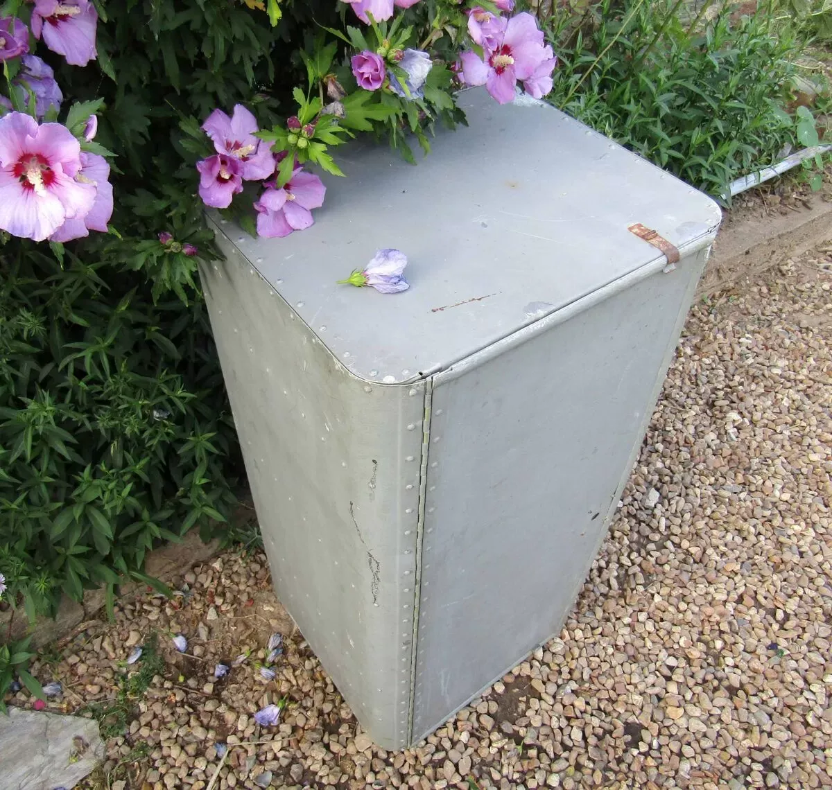 Illustration numéro 3 du produit Meuble industriel en métal riveté vintage