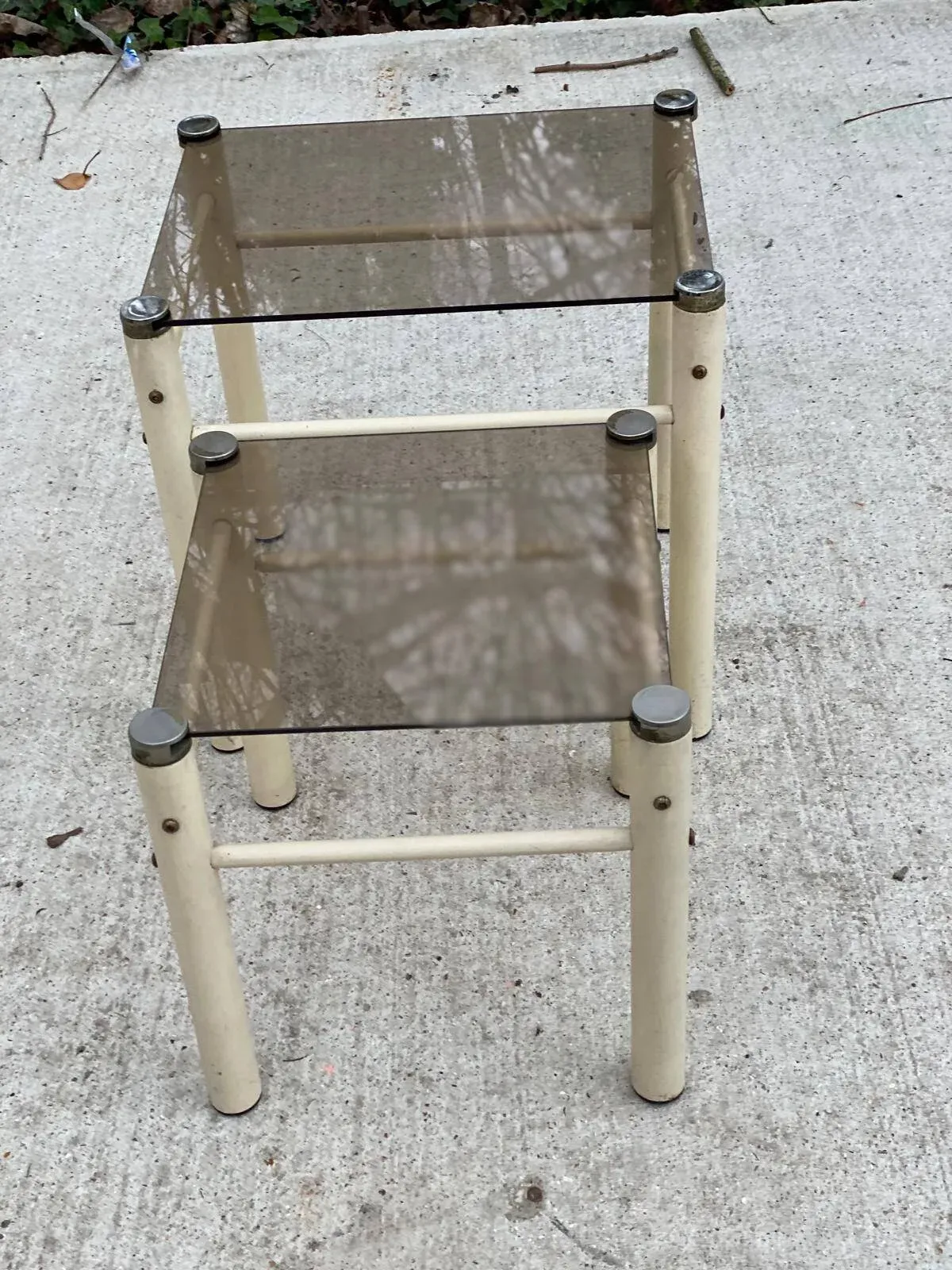 Illustration numéro 3 du produit 2 tables basses gigognes industrielles beige en verre Yves Boutboul 1970