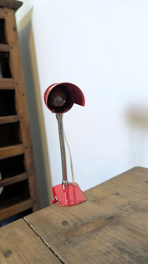 Illustration numéro 3 du produit Lampe vintage à pince rouge – Design industriel années 70
