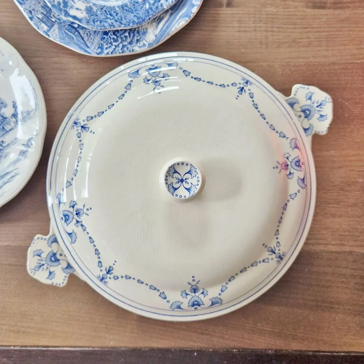 Illustration numéro 3 du produit Soupière ou légumier terre de fer magasin bourgeois paris modèle vieux lille guirlandes bleues