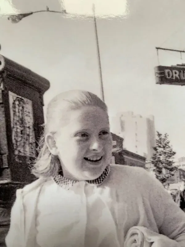 Illustration numéro 3 du produit Angelo Rizzuto, ''Deux filles à côté d'une alarme incendie'', Manhattan, 1964