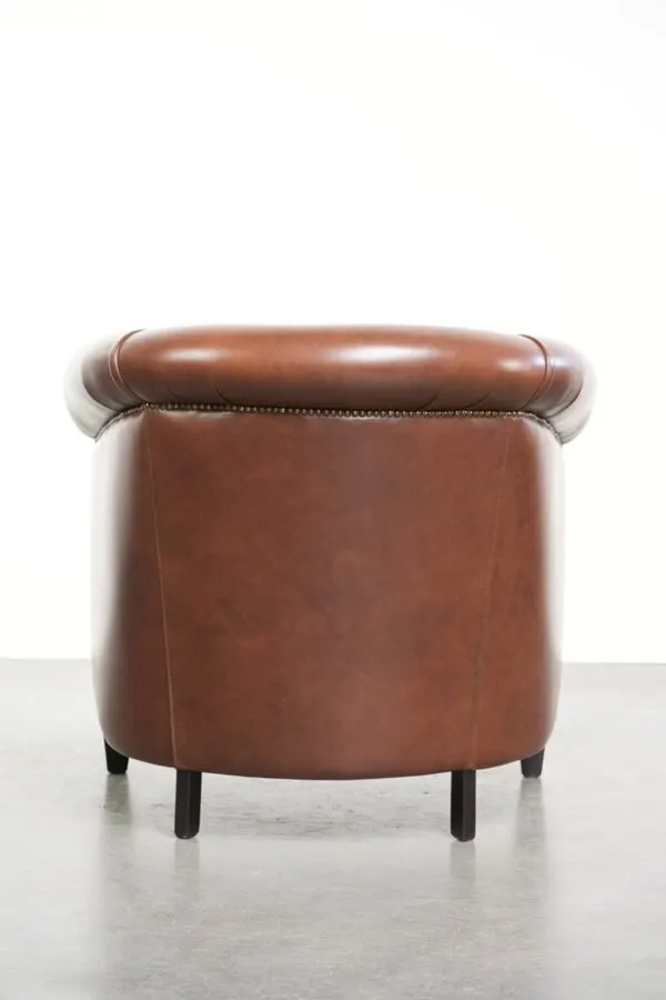 Illustration numéro 3 du produit Fauteuil club en cuir de vache couleur cognac confortable dans le style anglais.