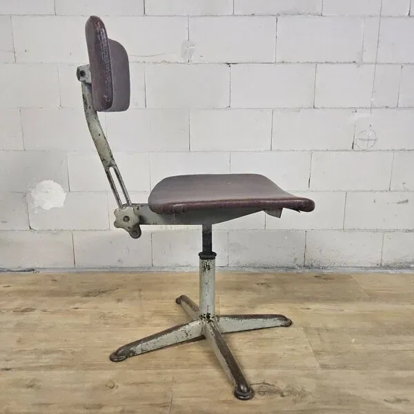Illustration numéro 3 du produit Chaise de bureau industrielle ajustable en skaï et métal, années 40