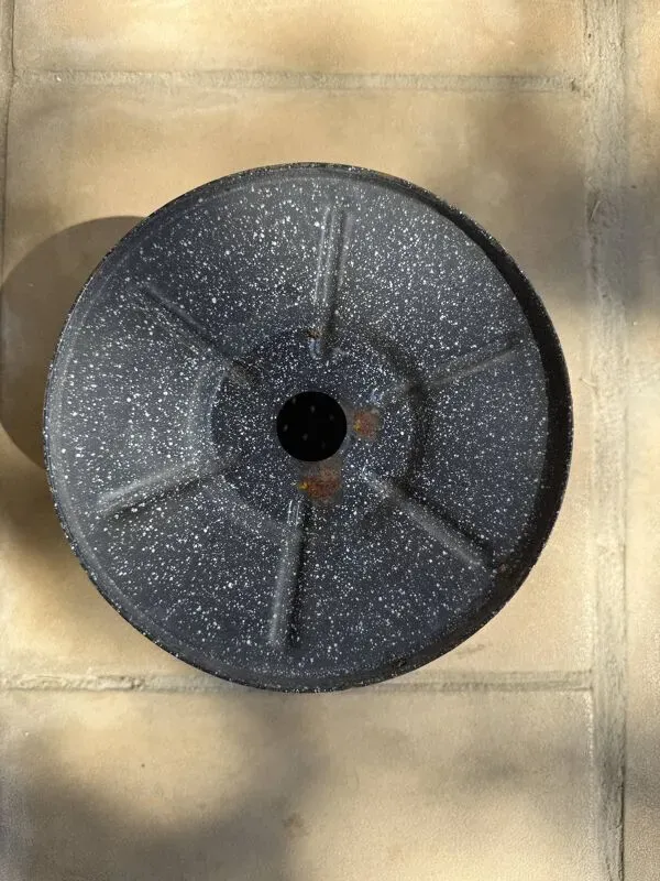 Illustration numéro 3 du produit Cache-pot vintage en tôle émaillée perforée, 1950