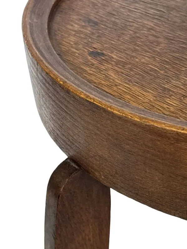 Illustration numéro 3 du produit Table d'appoint Art Déco en chêne au design minimaliste