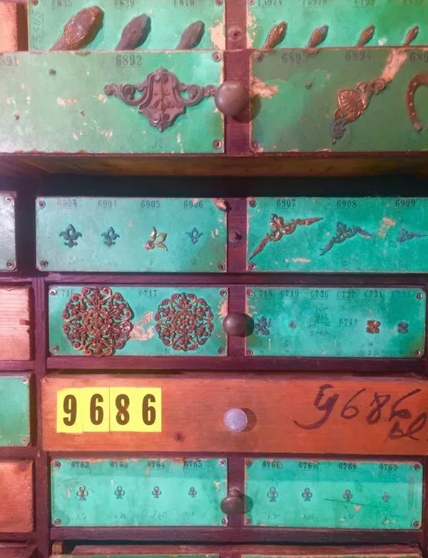 Illustration numéro 3 du produit Meuble de métier à tiroirs.