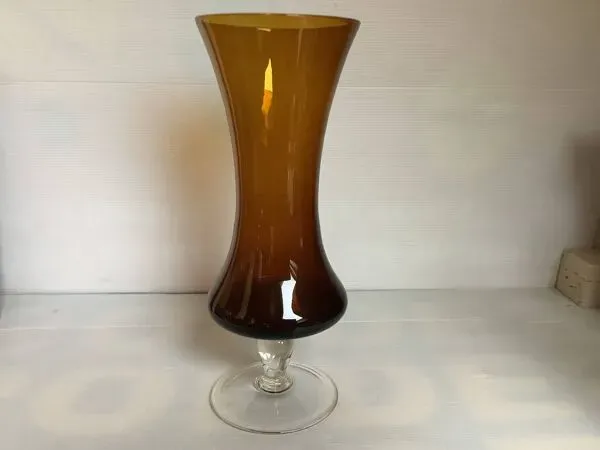 Illustration numéro 3 du produit Vase en verre fumé jaune