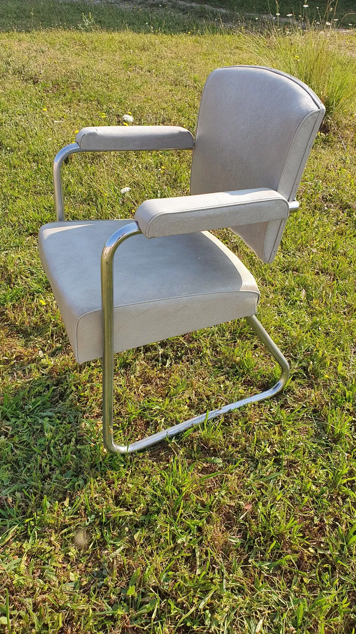 Illustration numéro 3 du produit Fauteuil gris usure skai voir photo ossature tubulaire pieds traineaux.