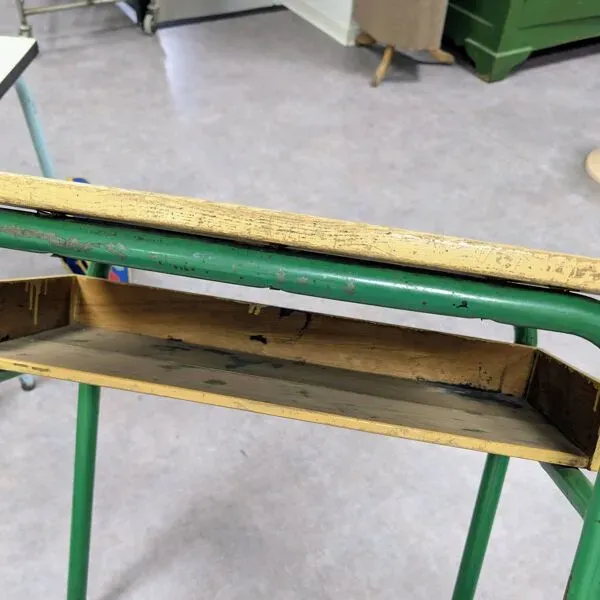 Illustration numéro 3 du produit Bureau d'école années 60