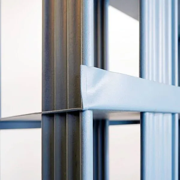 Illustration numéro 3 du produit Étagère industrielle en métal peint Strafor  -  XXe siècle