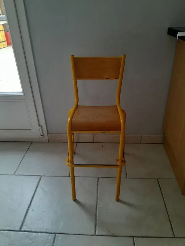 Illustration numéro 3 du produit Chaise haute d'école vintage