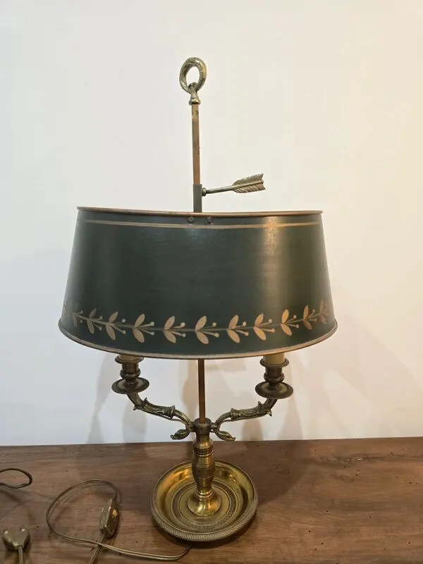 Illustration numéro 3 du produit Lampe bouillotte Empire à deux feux en laiton