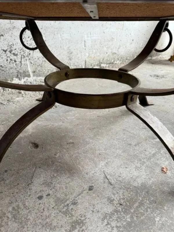 Illustration numéro 3 du produit Table basse ronde brutaliste des années 1970 – Plateau en ardoise grise et piètement en fer forgé couleur cuivre