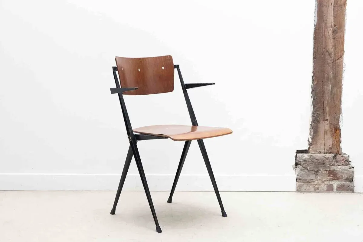 Illustration numéro 3 du produit Chaise vintage Pyramid accoudoirs de Wim Rietveld chêne et noir