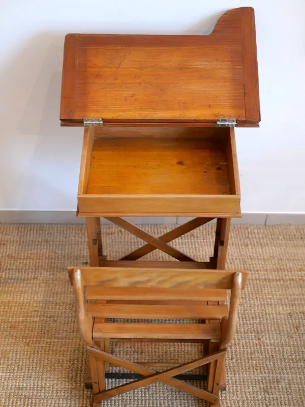 Illustration numéro 3 du produit Ancien bureau d'écolier en bois