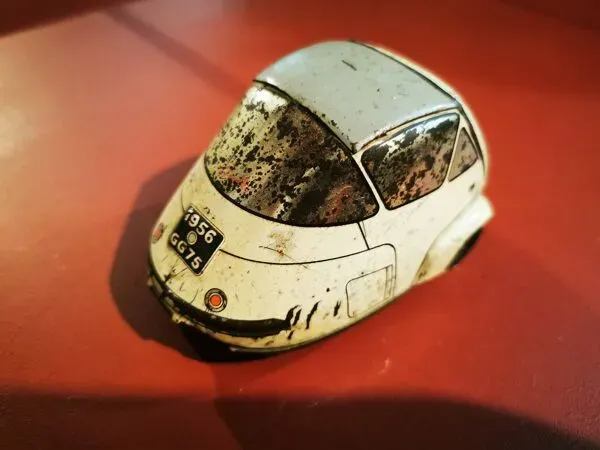 Illustration numéro 3 du produit Petite voiture ancienne, isetta velam, gaspard et gaubier