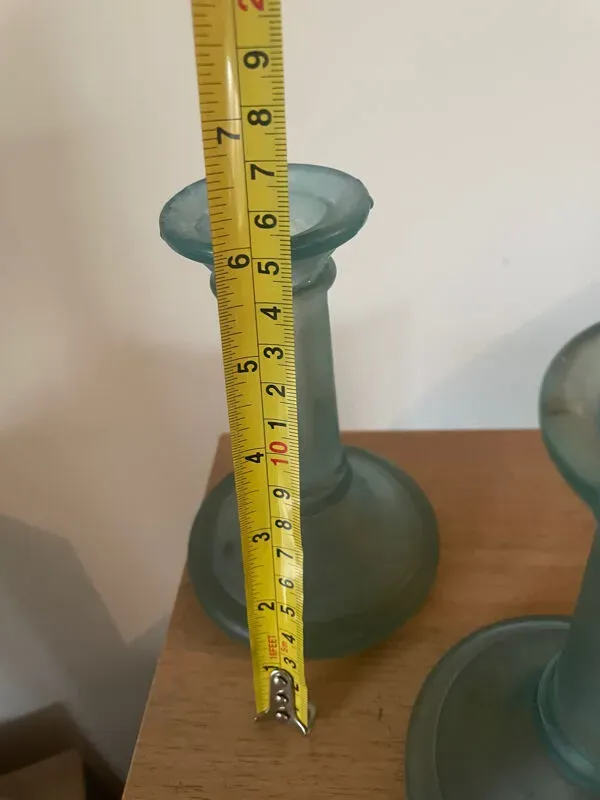 Illustration numéro 3 du produit bougeoirs vintage en verre dépoli bleu azur – Style Scandinave